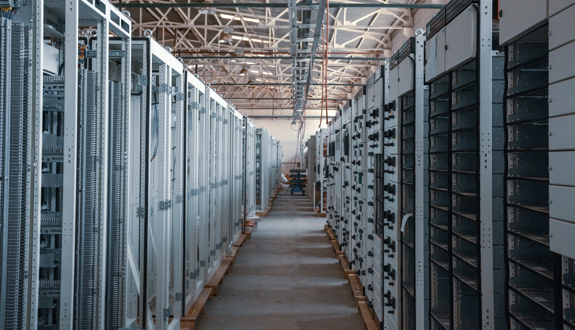 https://unsplash.com/photos/brown-wooden-hallway-with-gray-metal-doors-lVZjvw-u9V8